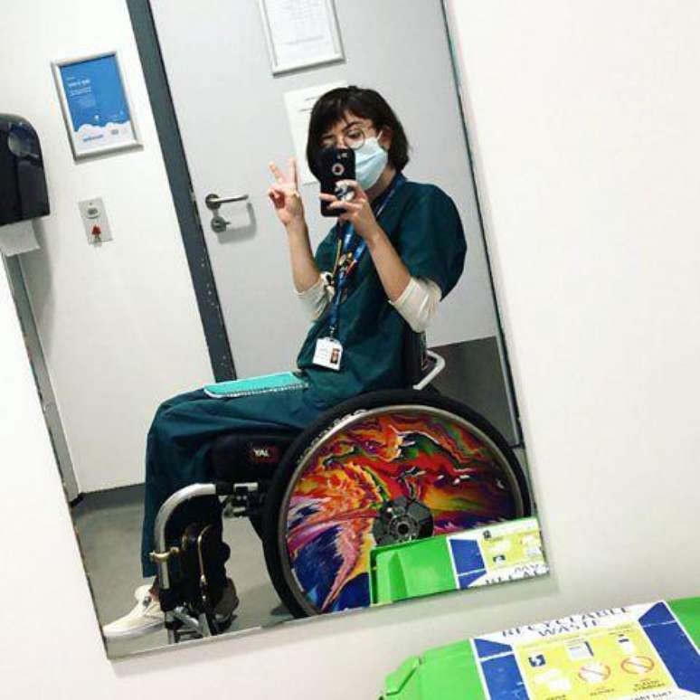 'Eu estou bem onde estou. Minha cadeira de rodas me faz sentir forte. Posso me locomover rapidamente dentro de hospitais. E nenhum paciente questionou minha competência por ser cadeirante'