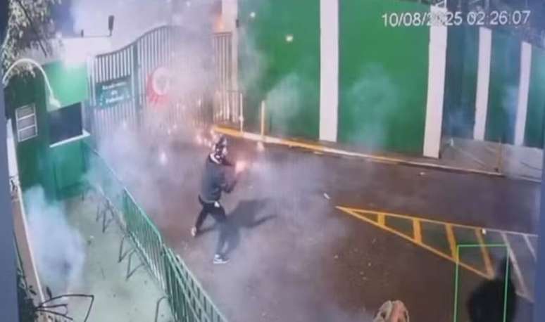 Ataque com bombas e rojões à Academia de Futebol –