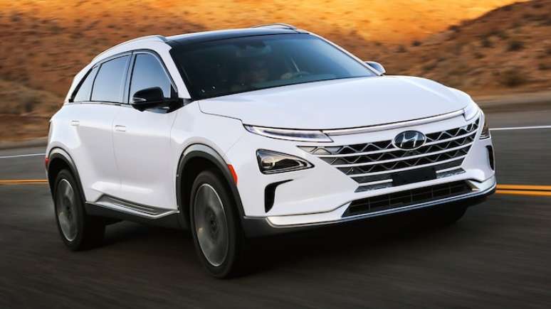 Hyundai Nexo utiliza um sistema de célula de combustível que combina o hidrogênio (H2) com o oxigênio do ar para gerar eletricidade