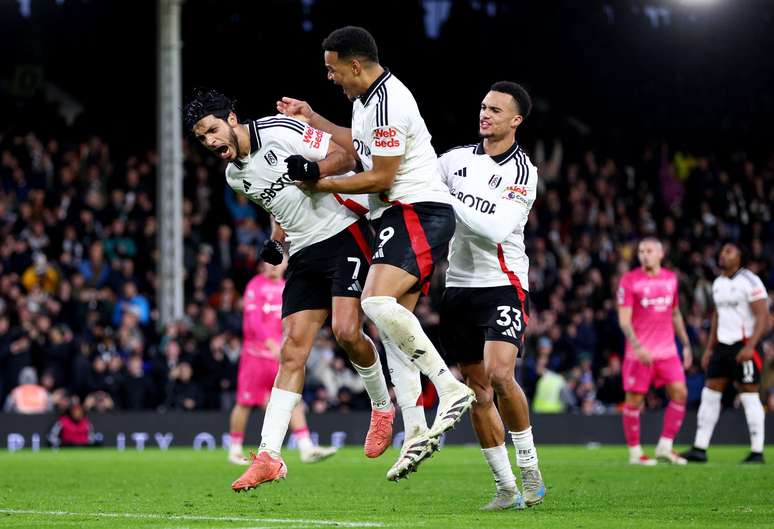 Rodrigo comemorando com Raul Jimenez 