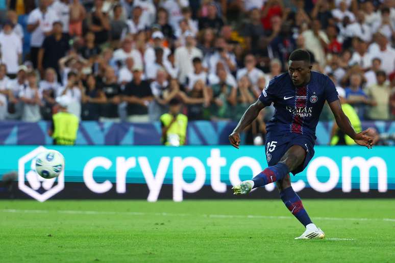 Nuno Mendes batendo o p&ecirc;nalti decisivo 