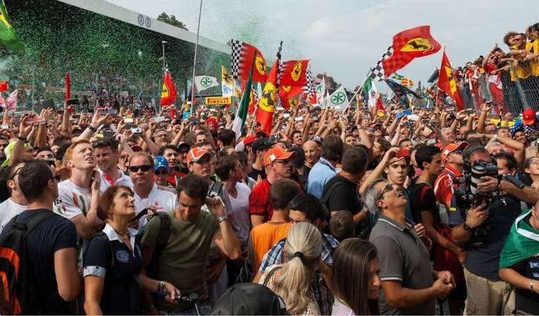 F&atilde;s reunidos ap&oacute;s Grande Pr&ecirc;mio na It&aacute;lia 