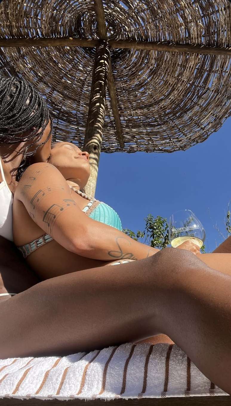 Jessica Córes appeared embraced in the registers with Ju Moraes -