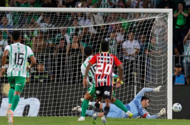 Rafael defende o pênalti cobrado por Cardona. Jogadores do São Paulo vibram com o goleiro São Paulo –