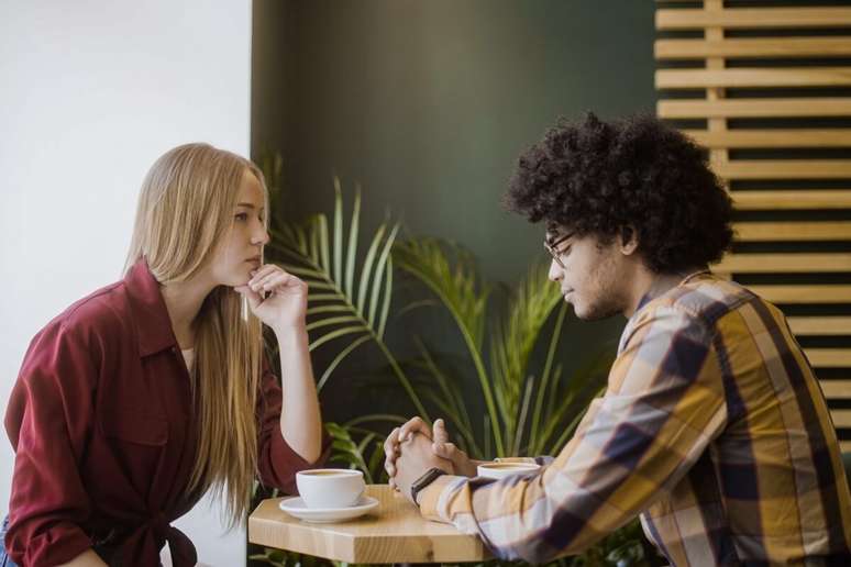 É preciso respeitar o espaço da pessoa com a Síndrome de Tourette e, antes de demonstrar apoio, perguntar a ela se pode oferecer contato físico 