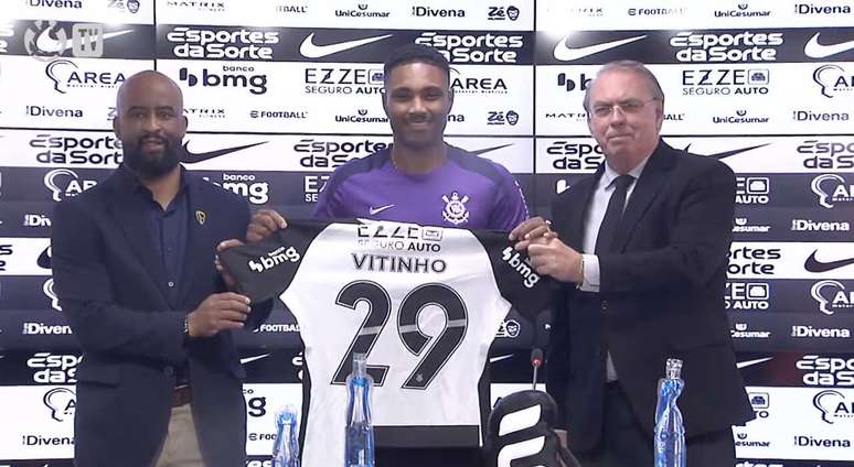 Vitinho &eacute; apresentado no Corinthians &ndash;