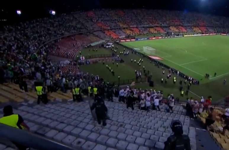 Torcedores de S&atilde;o Paulo e Atl&eacute;tico Nacional brigaram ap&oacute;s a partida &ndash;