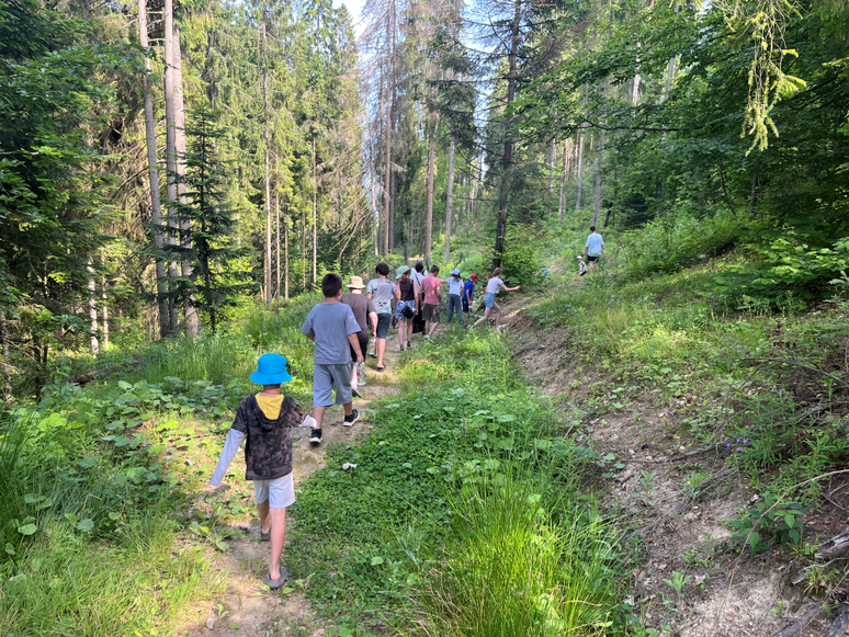 Para muitas delas, o acampamento &eacute; uma oportunidade de escapar da amea&ccedil;a constante de ataques com m&iacute;sseis