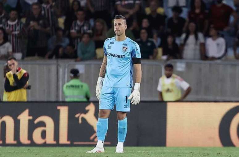 Fábio renovou contrato com o Flu e permanecerá no clube até o fim de 2026 –