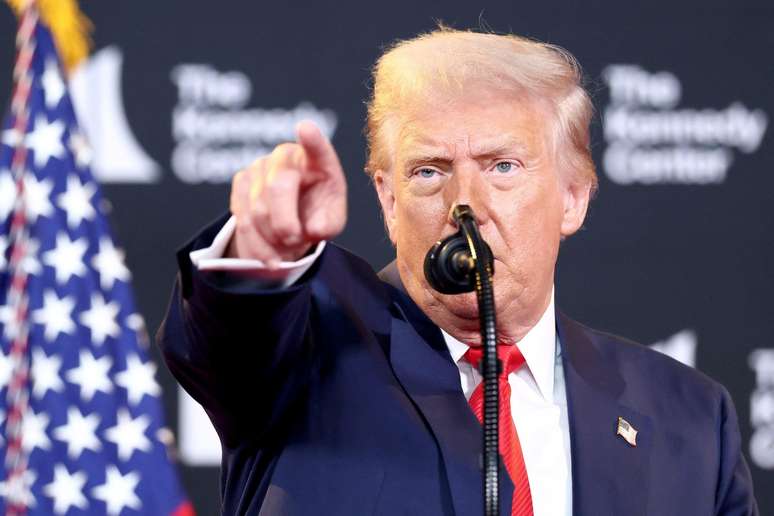 Trump imp&ocirc;s tarifas ao Brasil em press&atilde;o contra julgamento de aliado Bolsonaro