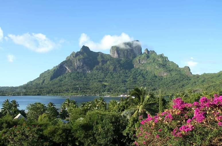 Montanha Otemanu, ao fundo 