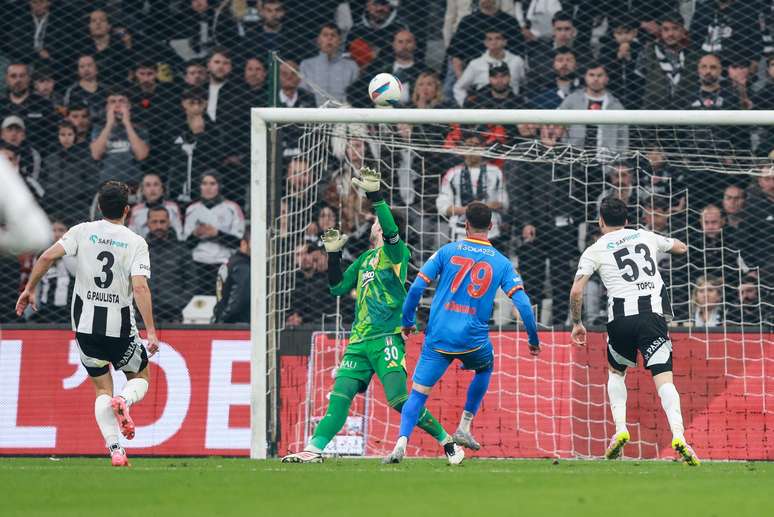 R&ocirc;mulo durante partida do Goztepe 