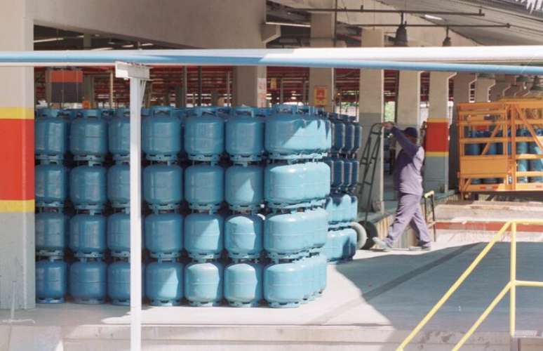 O auxílio-gásserá dado na forma de um cartão ou meio equivalente, com uso exclusivo para aquisição de um botijão a cada dois meses por família