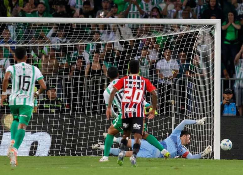 Rafael voa e defende o pênalti cobrado por Cardona.