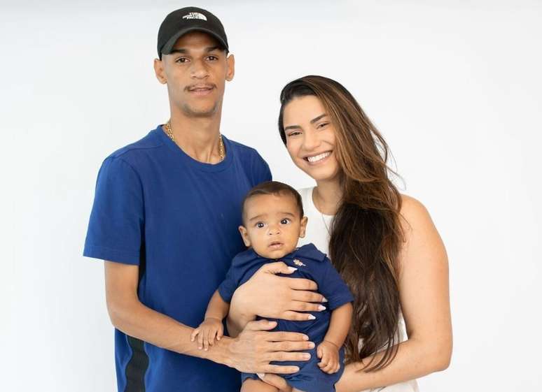 T&aacute;vila Gomes e Iran Ferreira com o filho do casal &ndash;