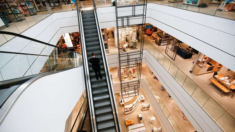 O homem que saltou do terceiro andar do shopping, Amsumana Sillah Trawallyi, foi condenado em um tribunal em Londres a quatro anos de prisão por lesão corporal grave