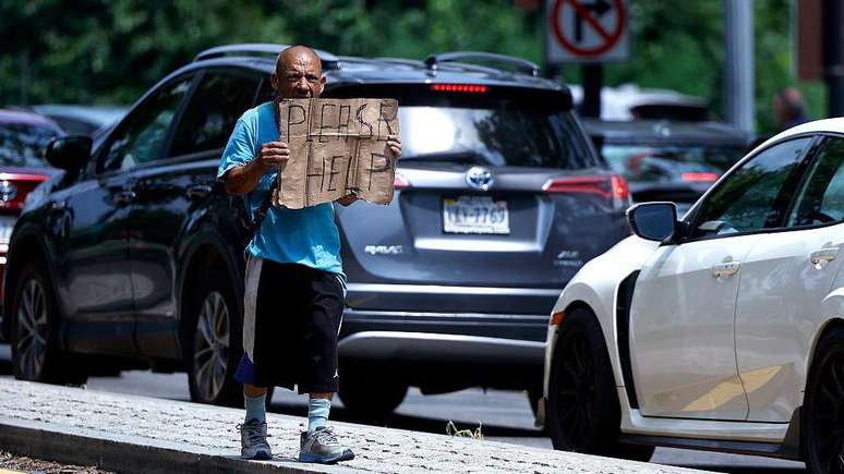 As organiza&ccedil;&otilde;es especializadas no tema da moradia indicam que o problema das pessoas sem-teto &eacute; complexo e multifatorial.
