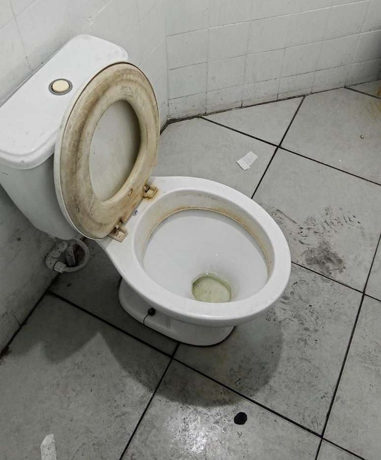 Banheiro em posto de gasolina em São Paulo. São bastante acessíveis, mas em geral estão sujos e são feitos para homens.