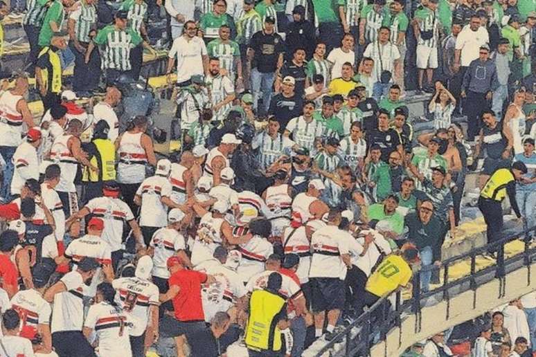 Torcidas do São Paulo e Atlético Nacional brigaram após o jogo