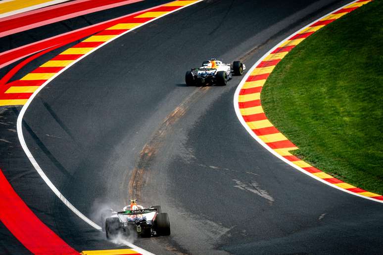 O diretor de monopostos da Federação Internacional de Automobilismo (FIA), Nikolas Tombazis, afirmou em entrevista ao portal Auto Motor und Sport que os novos carros da Fórmula 1 estão entre um e dois segundos e meio mais lentos por volta. Segundo Tombazis, a queda de desempenho já era prevista e tende a ser revertida à medida que as equipes avançarem no desenvolvimento dos modelos.  "Na história deste esporte, houve períodos em que os tempos de volta diminuíram, mas não acho que isso tenha prejudicado a F1. Você se acostuma rapidamente e, além disso, essas são diferenças que os pilotos percebem: de fora, porém, são quase imperceptíveis." disse o diretor.  Também, criticou os comentários sobre o comportamento dos novos carros, chamando-os de prematuros e dizendo que " O produto ainda não está pronto". De acordo com Tombazis, o alvo do debate tem se instaurado principalmente na gestão de energia do novo regulamento.  (FOTO: Novo carro da Fórmula 1 de 2026. Foto: Reprodução/FIA)  O dirigente destacou que o objetivo das mudanças é manter o equilíbrio da competição, evitando que as corridas sejam decididas apenas por estratégias de gestão de energia. Para ele, embora a compreensão de parâmetros energéticos se torne cada vez mais importante, a pilotagem continuará baseada em ações fundamentais dos pilotos.  Ao falar sobre a relação com equipes e fabricantes no processo de implementação do novo regulamento, Nikolas admitiu que nem todas estão sendo 'transparentes' com seus dados. “Alguns são bastante sigilosos sobre o que fazem. Outros são muito abertos e nos apoiam com sugestões.”, no entanto não revelou quem seriam as equipes e fabricantes. Ele também comentou que em certas áreas, a FIA já possui uma margem de intervenção caso algo saia do controle.