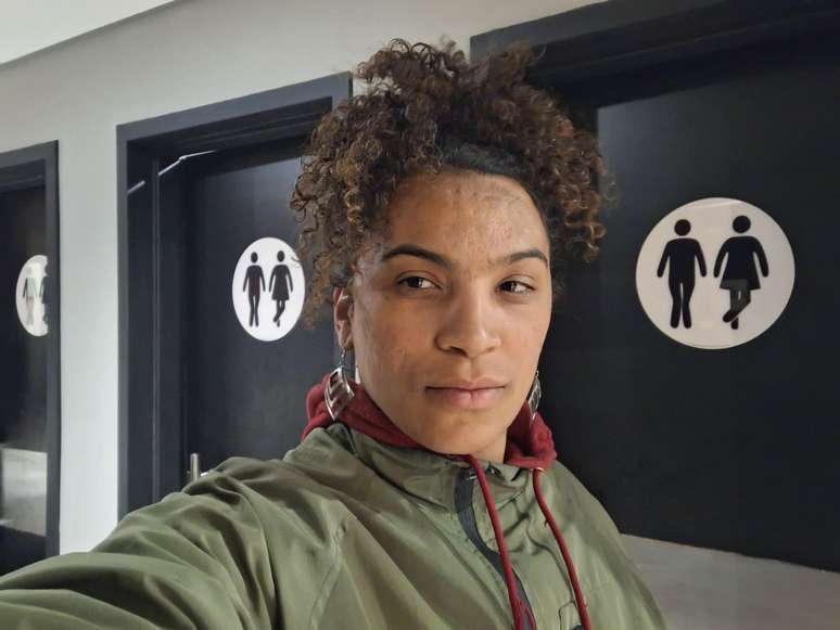 Eduda Souza, 31 anos, raramente encontra banheiros limpos, femininos e, menos ainda, unissex, como nesta rede de lanchonetes.