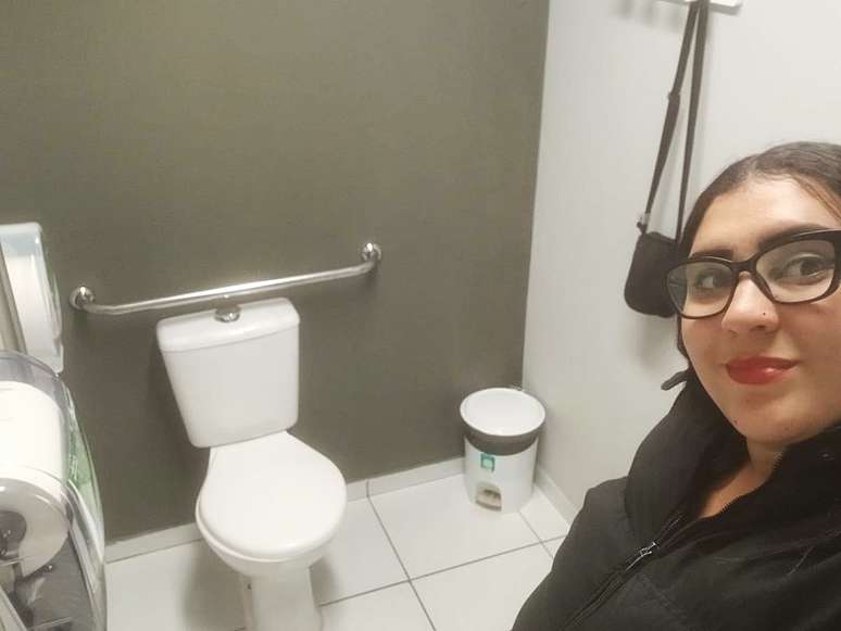 Emily Pereira de Oliveira encontra banheiro em condição de uso por uma mulher em farmácia da zona sul de São Paulo.