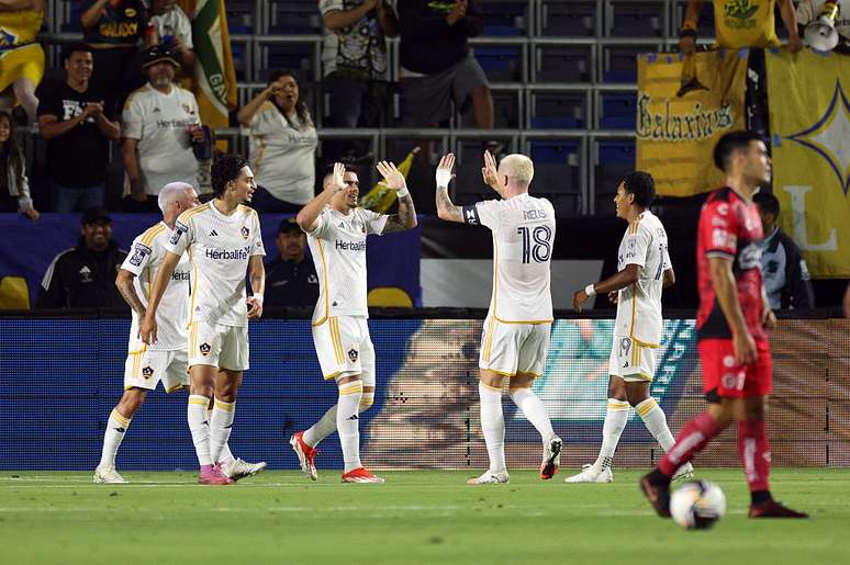 Gabriel Pec comemroa gol junto de Marco Reus