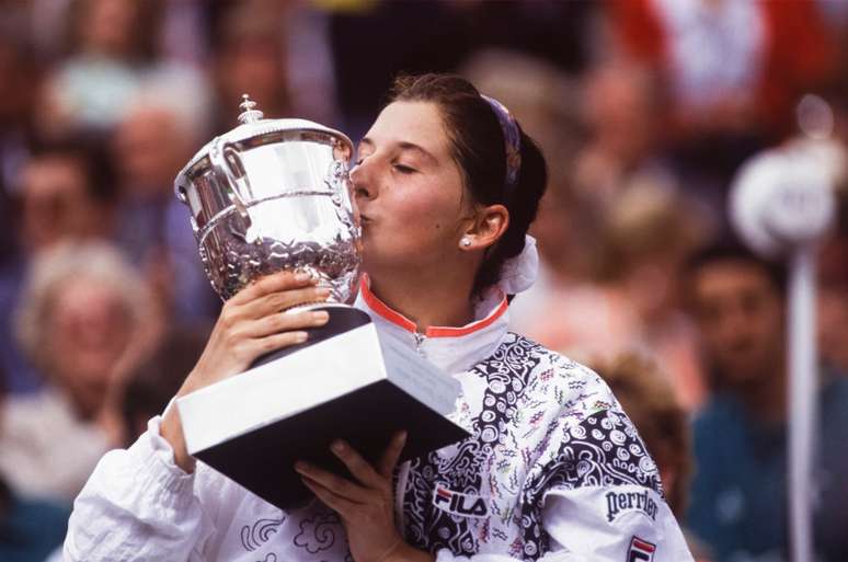 Monica Seles conquistou o troféu após a vitória no tênis internacional da França no estádio Roland-Garros em 6 de junho de 1992 em Paris, França.