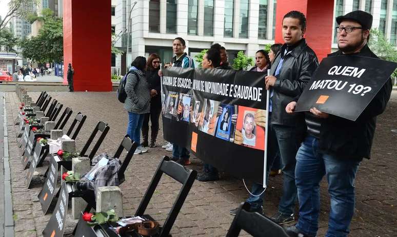 Protesto em frente ao MASP, na avenida Paulista, em S&atilde;o Paulo. Chacina de Osasco e Barueri, com 29 mortos, foi uma das maiores do pa&iacute;s. 