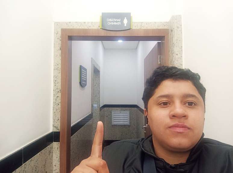 Tatiane Reis, de São Paulo, entregadora, leva produtos de higiene para limpar os assentos nos vasos dos banheiros.