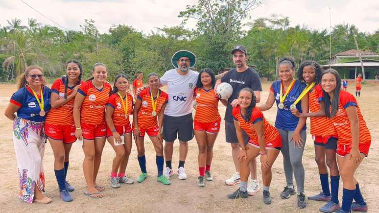 Campo de terra de Abaetetuba: à esquerda, Jusy Sena, ao lado da filha convocada, Maria Lohanna. No centro, de branco, técnico Pupo Fernandes.