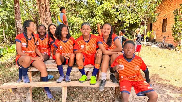 Jovens boleiros das ilhas de Abaetetuba, interior paraense. À esquerda, Maria Lohanna, convocada para a seleção brasileira de futebol de rua.