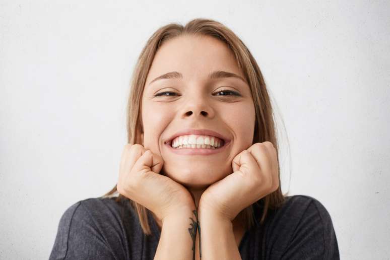 See harmless habits that damage the teeth and rubber