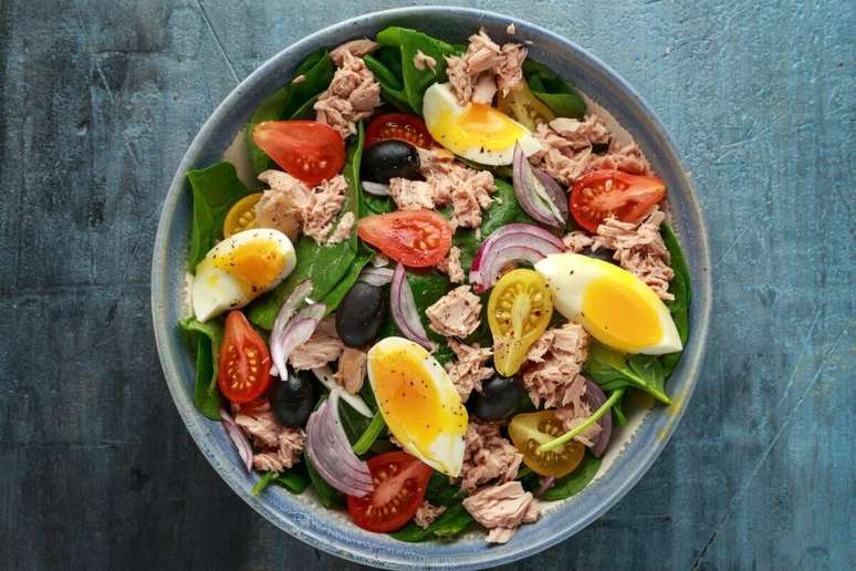 Spinach salad with tuna and egg Spinach salad with tuna and egg