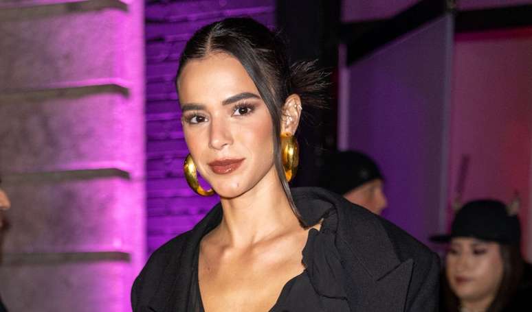 Bruna Marquezine proíbe celulares e terá show de cantor querido em festa: convite vaza na web e detalhe rouba a cena. 'Igual nós pobres'.