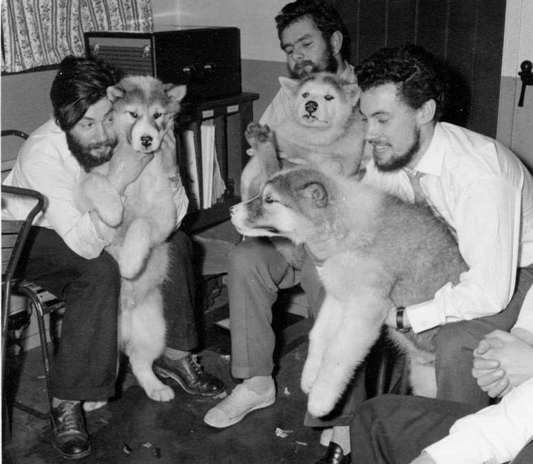 Dennis Bell (&agrave; esquerda) com os c&atilde;es na esta&ccedil;&atilde;o da a&iacute;a do Almirantado em 1959
