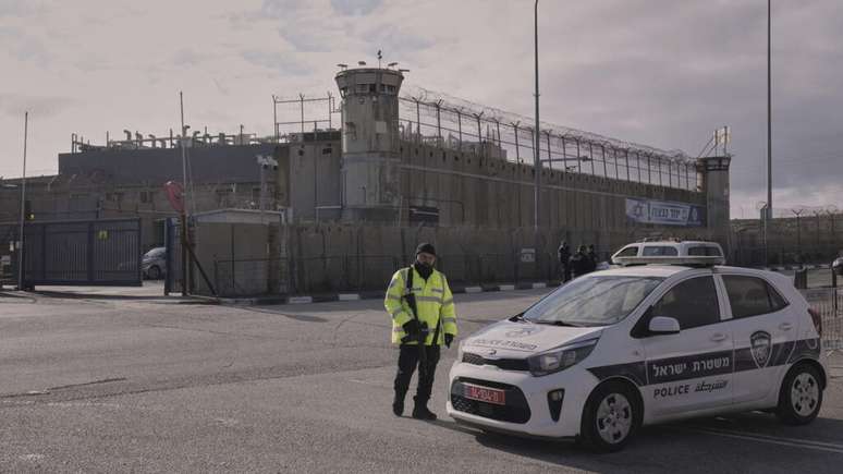 Imagem de arquivo mostra agentes de segurança diante da prisão militar de Ofer, na Cisjordânia, em 8 de fevereiro de 2025.