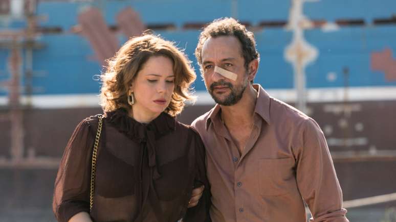 Entre crimes e trapaças, 'Os Enforcados' diverte com casal no fio da navalha