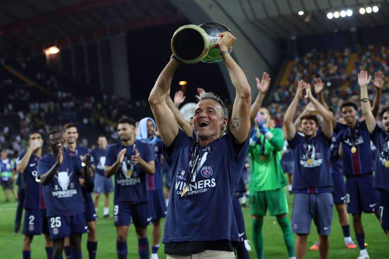 Luis Enrique comemorando a conquista 