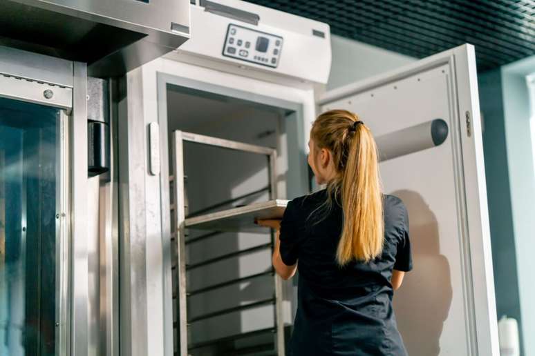 The desserts must be refrigerated to 5 ° C and the temperature must be maintained during transport to the customer The desserts must be refrigerated to 5 ° C and the temperature must be maintained during transport to the customer