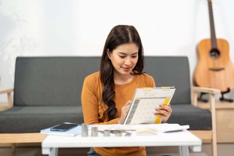 Separar uma quantia todo mês para pagar dívidas de maior custo é estratégia-chave para recuperar o controle financeiro 