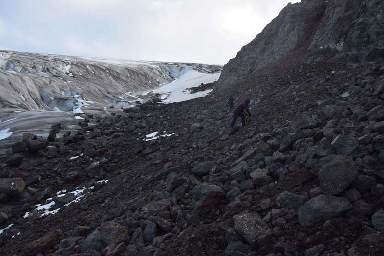 Os ossos de Dennis foram encontrados na superf&iacute;cie da geleira Ecology, na costa oeste da Ba&iacute;a do Almirantado