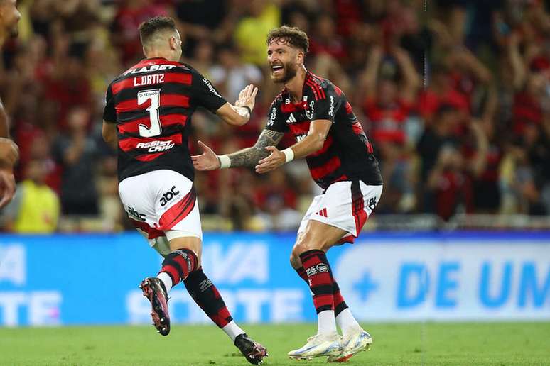L&eacute;o Pereira e L&eacute;o Ortiz comemoram gol &ndash;