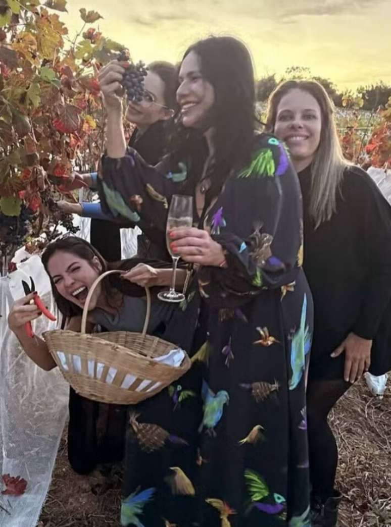 Cantora posa sorridente em momento em fam&iacute;lia durante festa da sogra, Maria Helena Carone Gomes