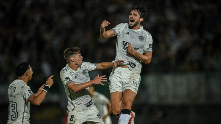 Fluminense busca mais um zagueiro após acerto com Igor Rabello