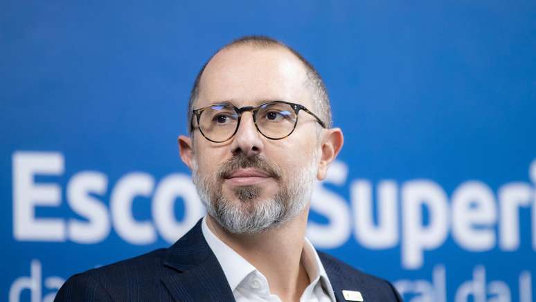 Vin&iacute;cius de Carvalho, da CGU, antes do implante capilar