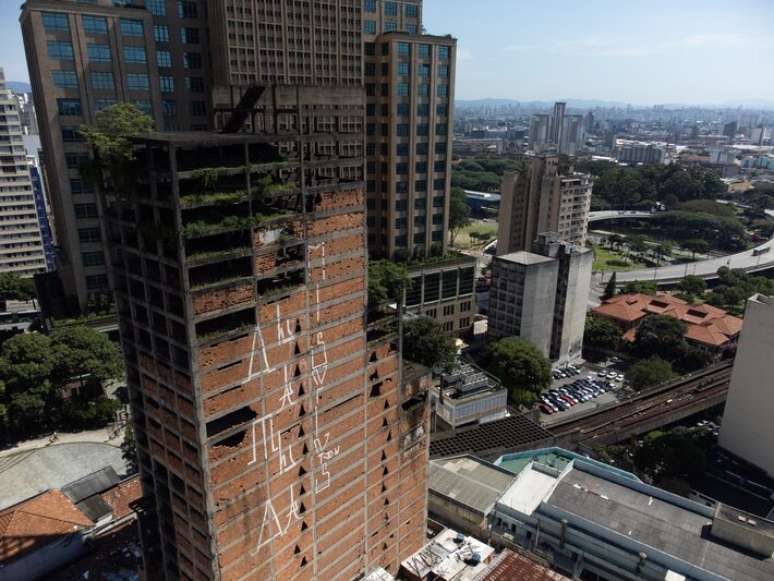 SÃO PAULO, SP, 20.02.2025: PRÉDIO/CAVEIRÃO/SÉ/SP - Imagem aérea feita com drone do prédio conhecido como Caveirão, na região da Sé no centro de São Paulo. 