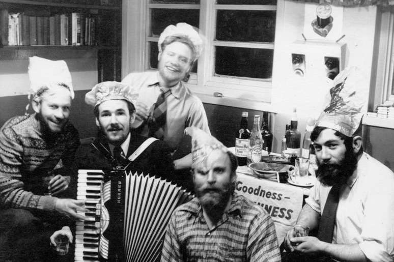 Dennis Bell (&agrave; direita) celebrando o Natal na Ant&aacute;rtida, em 1958, sete meses antes de morrer