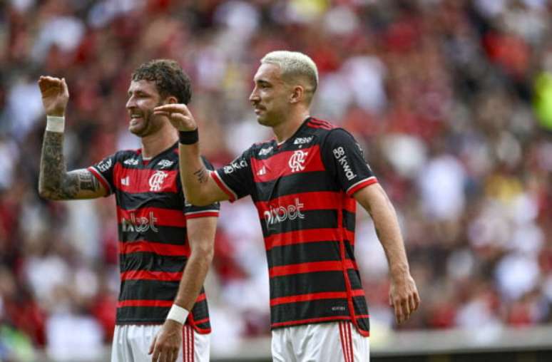 L&eacute;o Pereira e L&eacute;o Ortiz comemoram gol &ndash;
