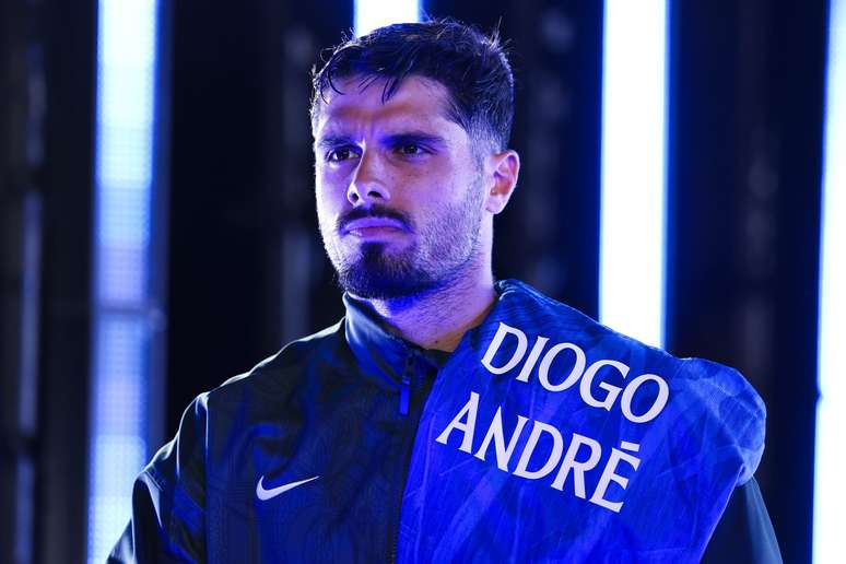 Pedro Neto homenageando Diogo Jota e Andr&eacute; Silva 